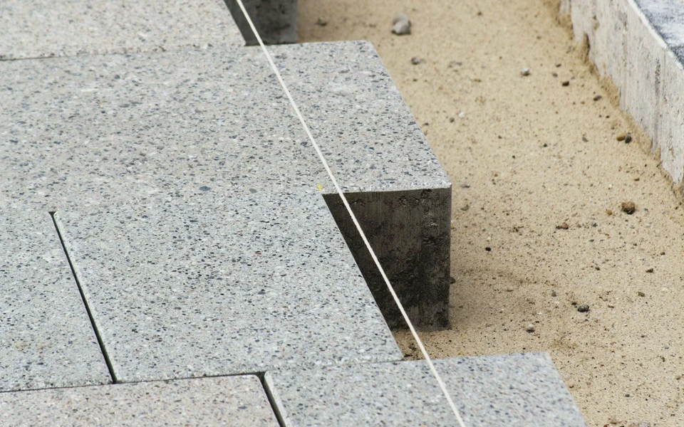 Szara kostka brukowa i piasek